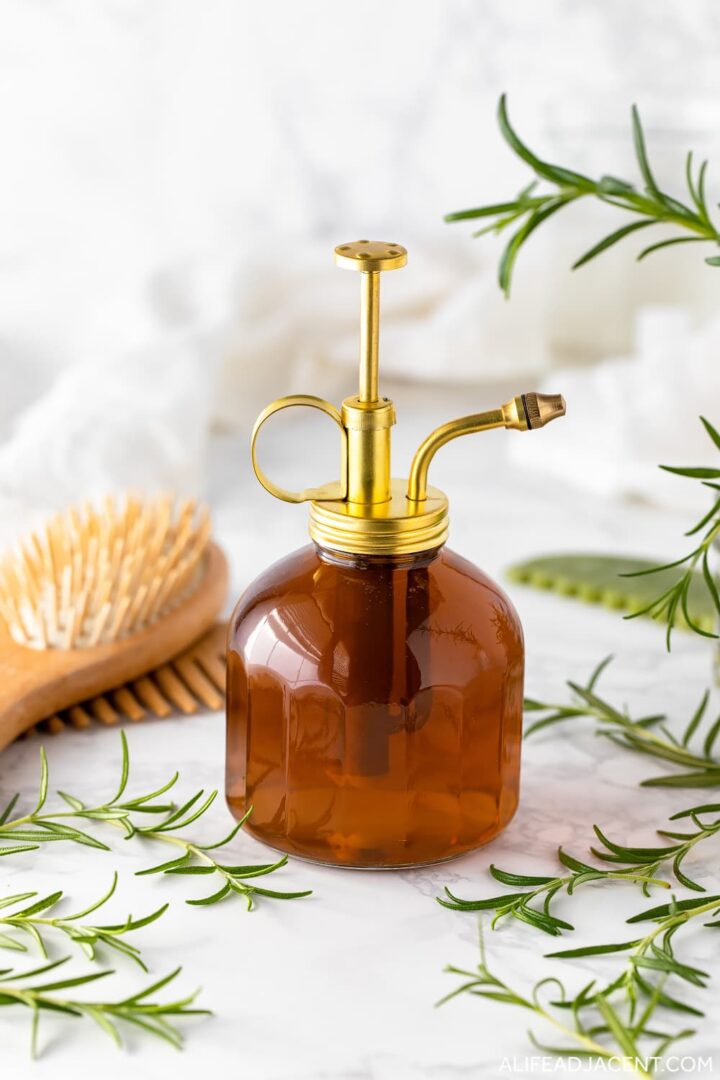 DIY | Ανθόνερο με Δεντρολίβανο, Το Μυστικό για Υγιή και Δυνατά Μαλλιά